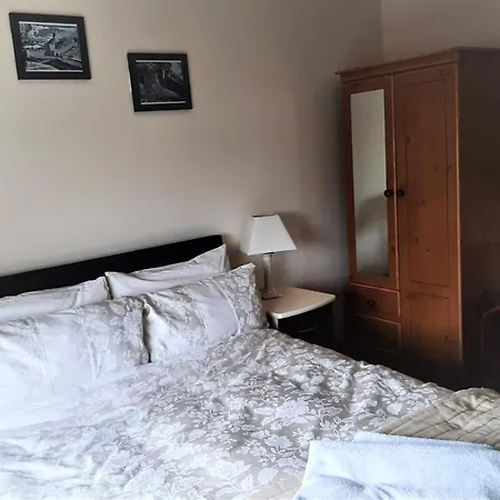 Aaron Vale فندق مبيت وإفطار 3*