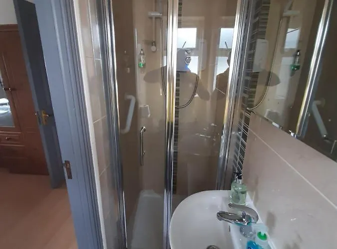 לינה וארוחת בוקר Aaron Vale 3*